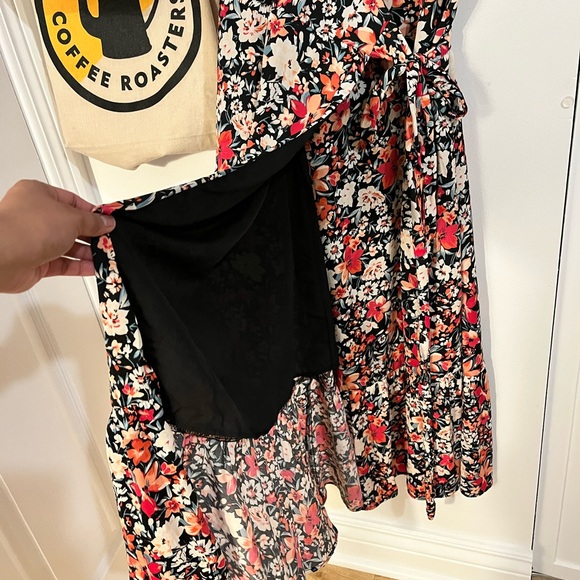 Dynamite Floral wrap dress - Picture 3 of 6